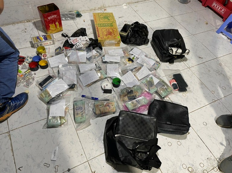 Phá sòng bạc quy mô lớn, có cảnh giới trong bãi xe container ở Bình Dương ảnh 1