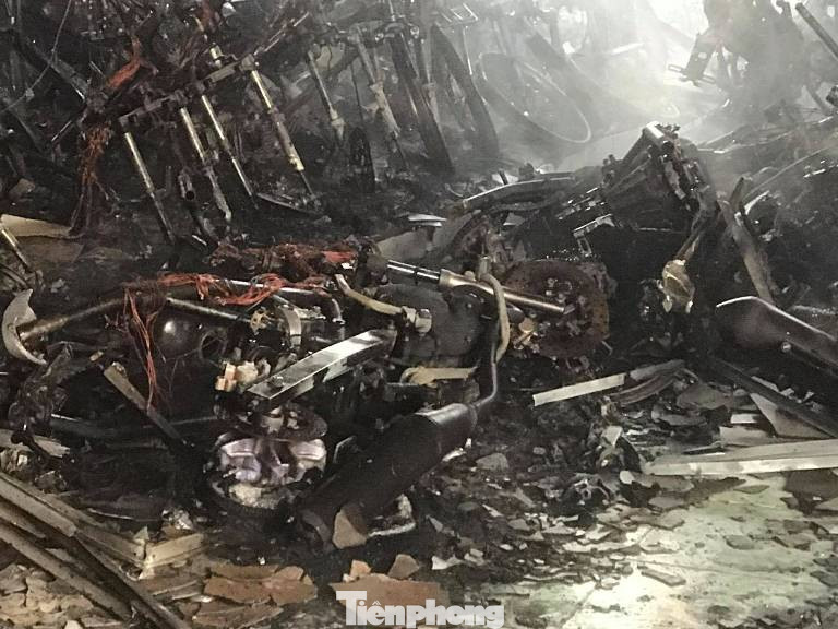 Nhiều người ôm mặt khóc nhìn lửa thiêu rụi đại lý xe máy và tiệm giày dép ảnh 5