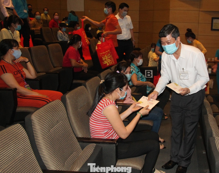 Dịch bệnh không về quê ăn Tết, công nhân bật khóc khi nhận quà ảnh 1