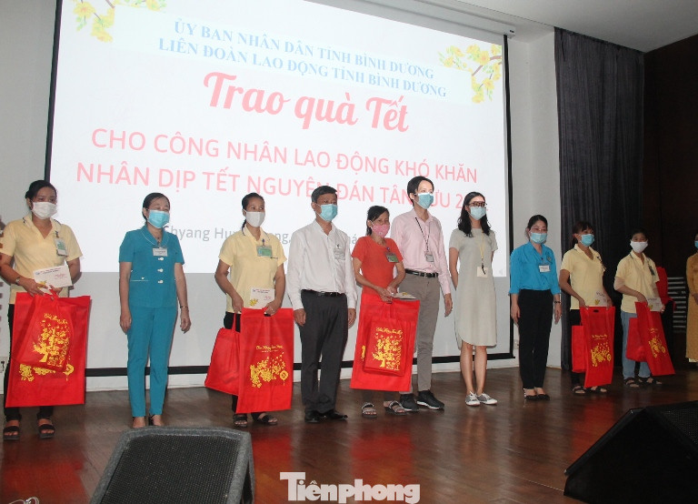 Dịch bệnh không về quê ăn Tết, công nhân bật khóc khi nhận quà ảnh 3