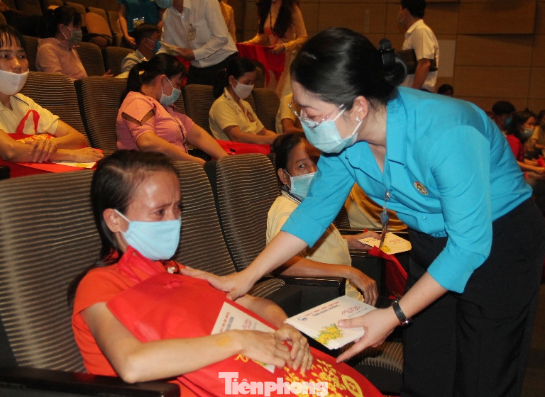 Dịch bệnh không về quê ăn Tết, công nhân bật khóc khi nhận quà ảnh 2