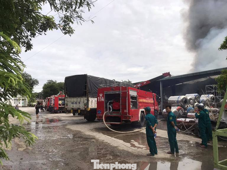 Công ty thiết bị xây dựng ở Bình Dương chìm trong biển lửa ảnh 3