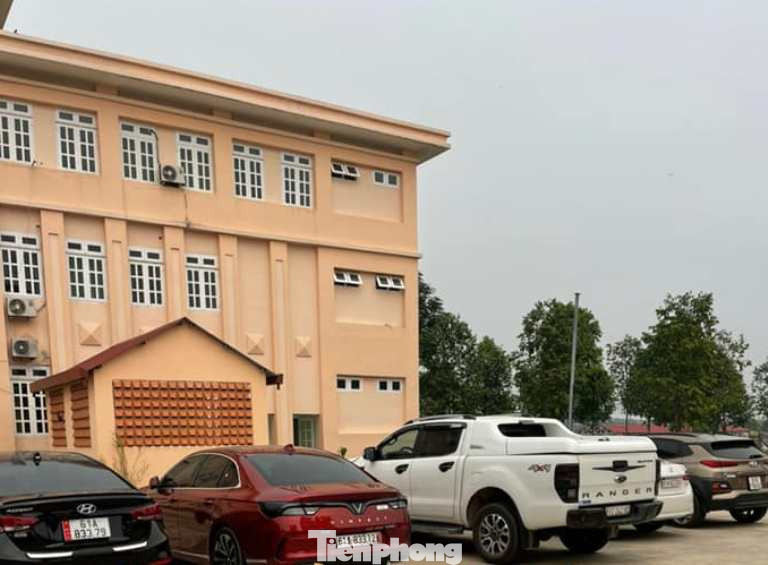 Đột kích sới bạc có nhiều lớp bảo vệ, tạm giữ hàng chục đối tượng ảnh 2