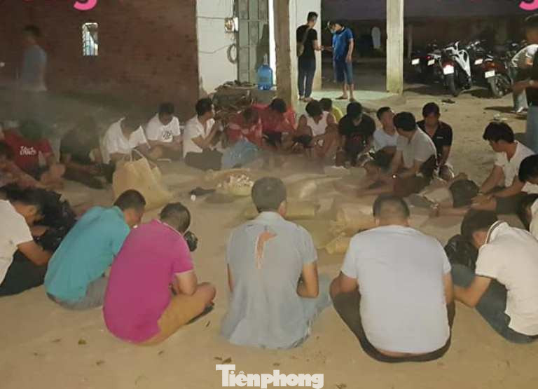 Đột kích sới bạc có nhiều lớp bảo vệ, tạm giữ hàng chục đối tượng ảnh 1