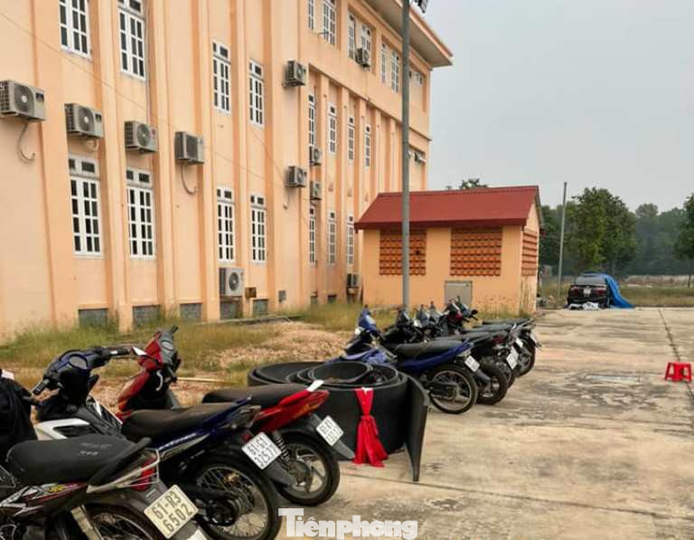 Đột kích sới bạc có nhiều lớp bảo vệ, tạm giữ hàng chục đối tượng ảnh 3