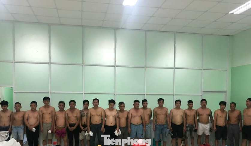 Đột kích sới bạc có nhiều lớp bảo vệ, tạm giữ hàng chục đối tượng ảnh 4