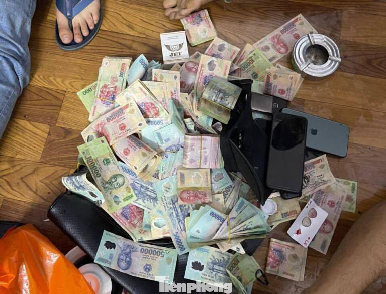 Đột kích sòng bạc lớn có cho vay nặng lãi trong nhà nghỉ ở Bình Dương ảnh 2