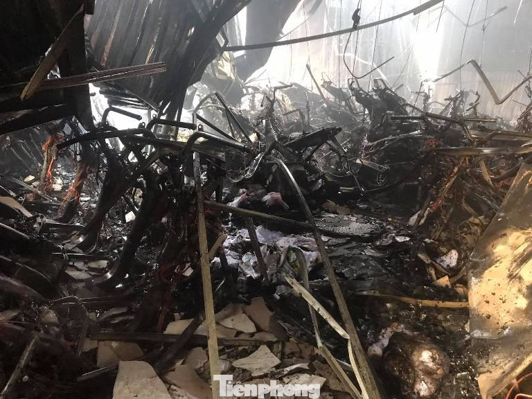 Nhiều người ôm mặt khóc nhìn lửa thiêu rụi đại lý xe máy và tiệm giày dép ảnh 4