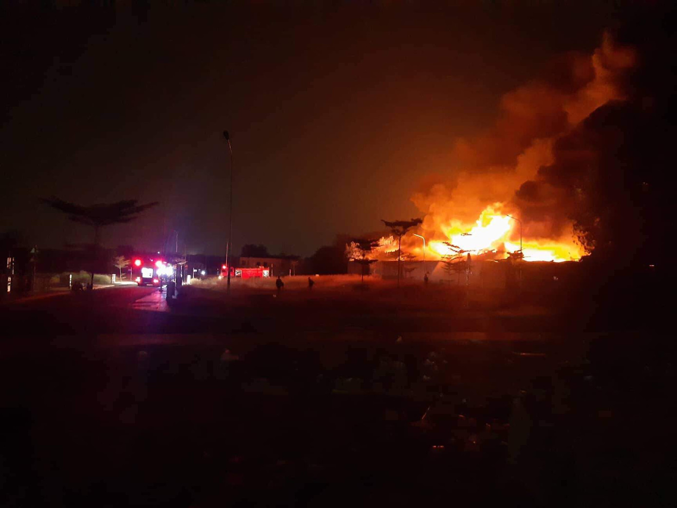 Công ty gỗ ở Bình Dương cháy rừng rực trong đêm ảnh 1