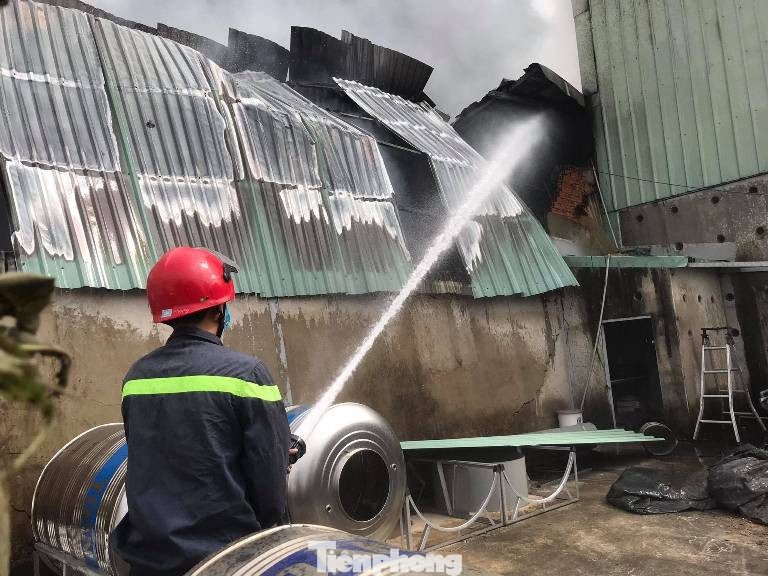 Công ty thiết bị xây dựng ở Bình Dương chìm trong biển lửa ảnh 4