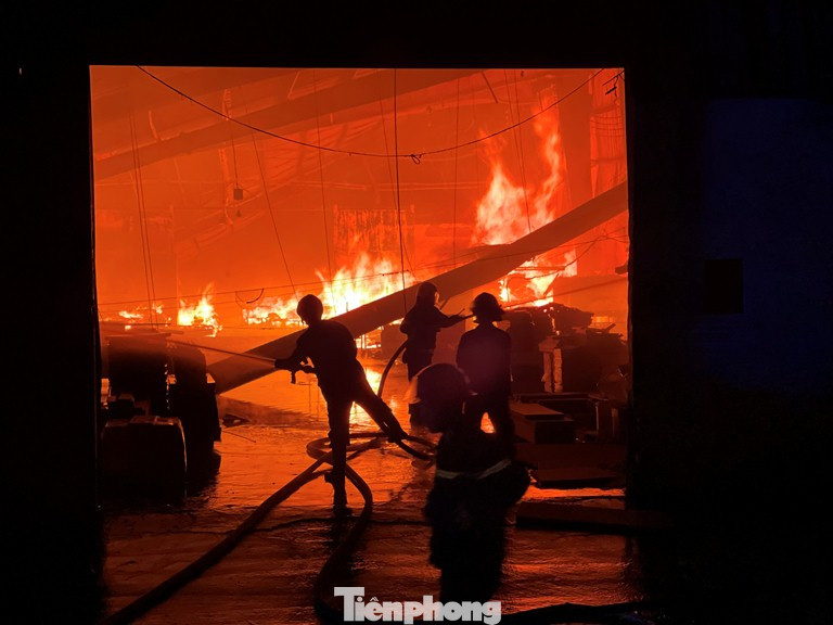 Công nhân bật khóc khi công ty gỗ rộng 5.000m2 bị lửa nhấn chìm ảnh 1