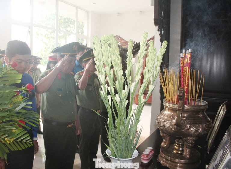 Công an Bình Dương ra quân hành động mừng 90 năm thành lập Đoàn ảnh 7