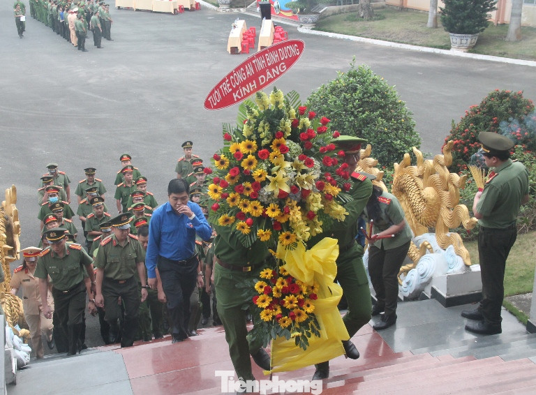 Công an Bình Dương ra quân hành động mừng 90 năm thành lập Đoàn ảnh 6