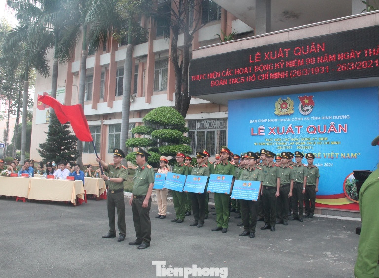 Công an Bình Dương ra quân hành động mừng 90 năm thành lập Đoàn ảnh 2