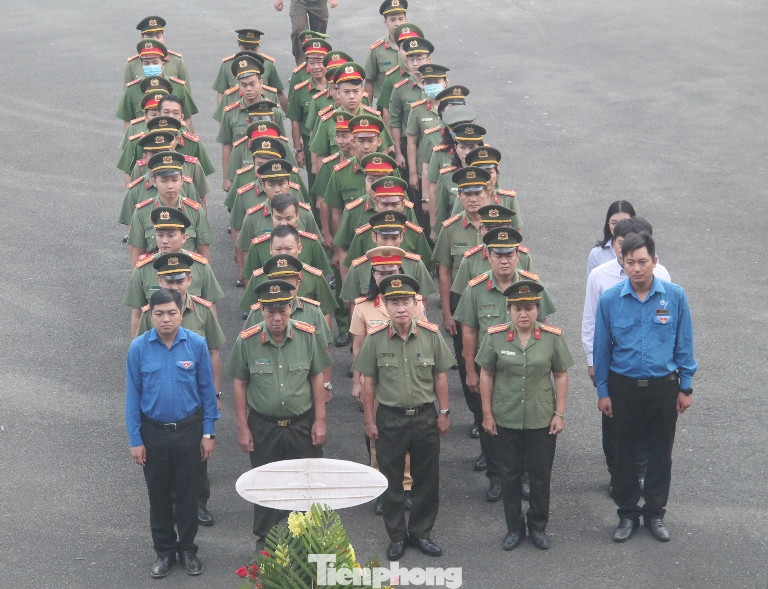 Công an Bình Dương ra quân hành động mừng 90 năm thành lập Đoàn ảnh 5