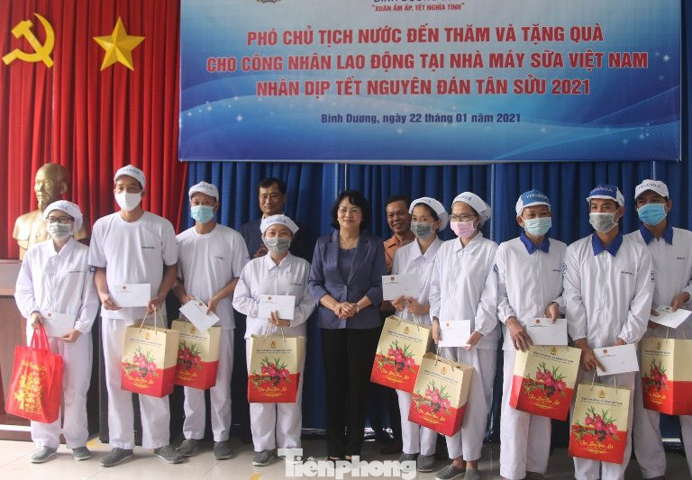 Phó Chủ tịch nước Đặng Ngọc Thịnh tặng quà cho công nhân ở Bình Dương ảnh 1