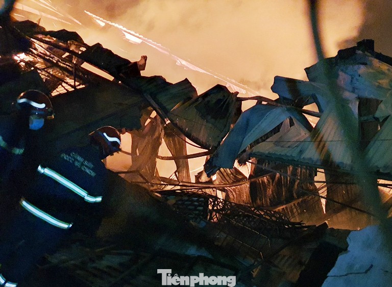 Công nhân bật khóc khi công ty gỗ rộng 5.000m2 bị lửa nhấn chìm ảnh 2