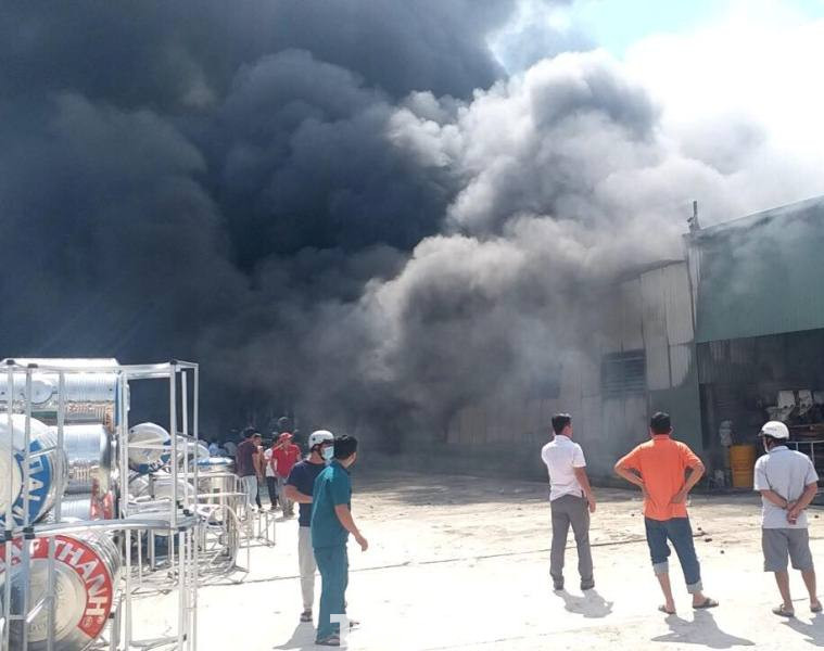 Công ty thiết bị xây dựng ở Bình Dương chìm trong biển lửa ảnh 1