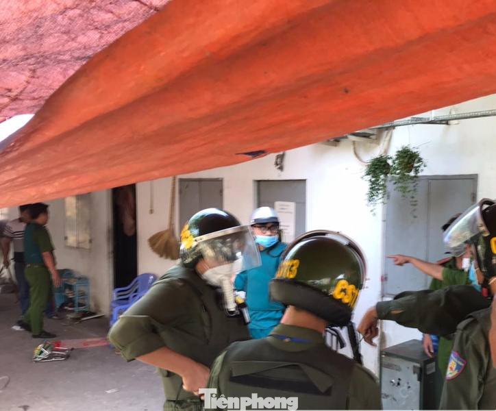 Hàng chục cảnh sát khống chế thanh niên ôm bình gas đòi ‘tự sát chung’ cùng cả xóm trọ ảnh 1