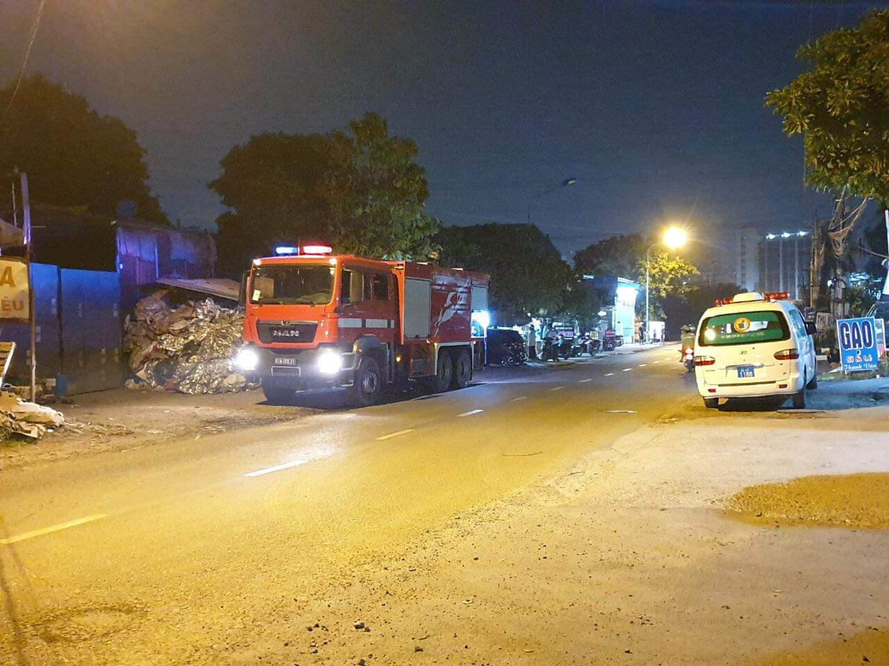 Thanh niên ôm bình gas, can xăng la hét doạ chết trong quán cà phê ảnh 2