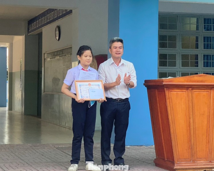 Nữ sinh Bình Dương không tham vàng rơi ảnh 1