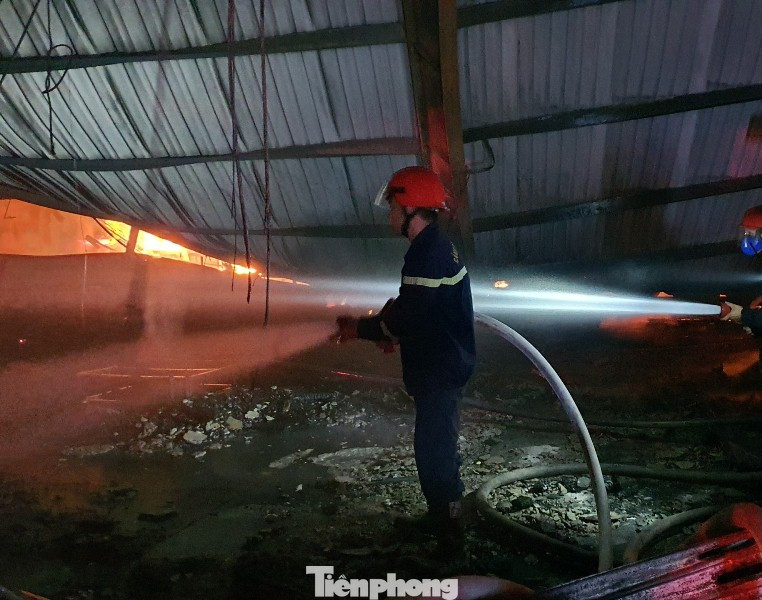 Công nhân bật khóc khi công ty gỗ rộng 5.000m2 bị lửa nhấn chìm ảnh 3