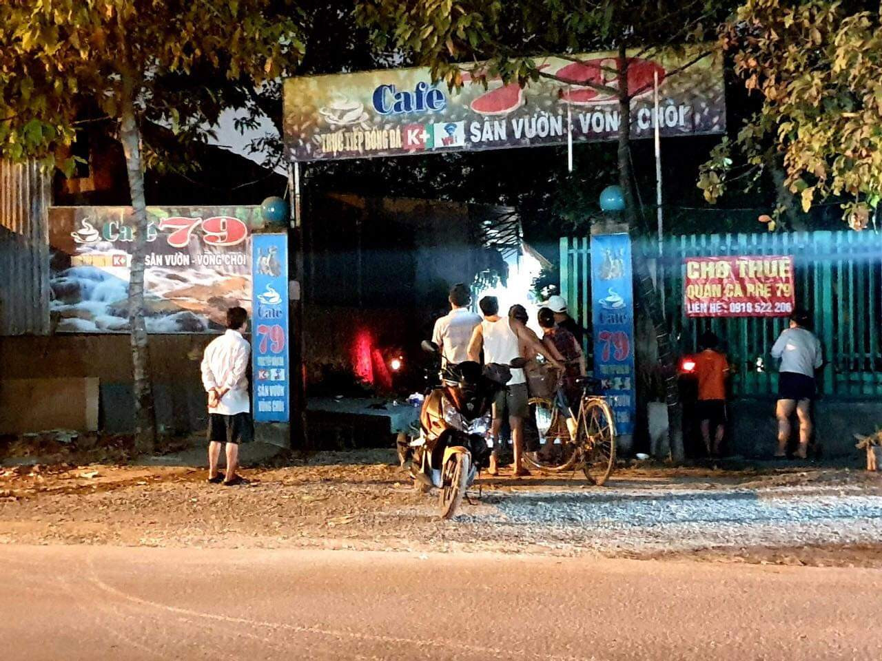 Thanh niên ôm bình gas, can xăng la hét doạ chết trong quán cà phê ảnh 1