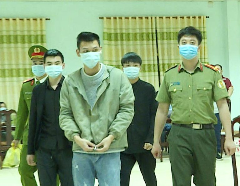 Bàn giao ba người Trung Quốc nhập cảnh trái phép cho công an xử lý ảnh 1