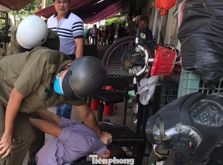 Hàng chục cảnh sát khống chế thanh niên ôm bình gas đòi ‘tự sát chung’ cùng cả xóm trọ ảnh 2