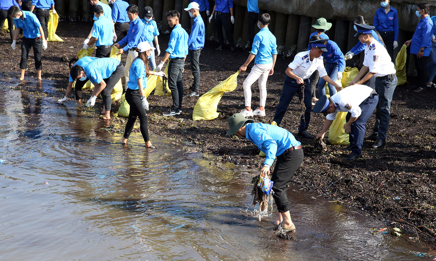 Gần 1.000 bạn trẻ xếp hình đất nước, gửi thông điệp yêu Tổ quốc từ Cà Mau ảnh 3