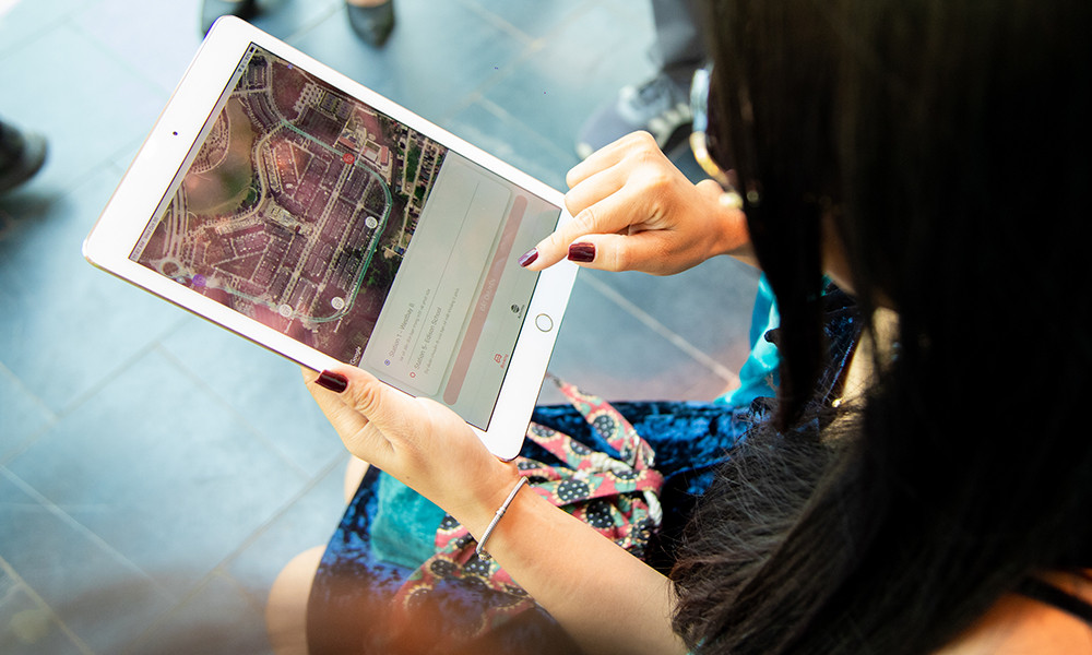 Dùng ứng dụng di động đặt xe điện không người lái ảnh 1