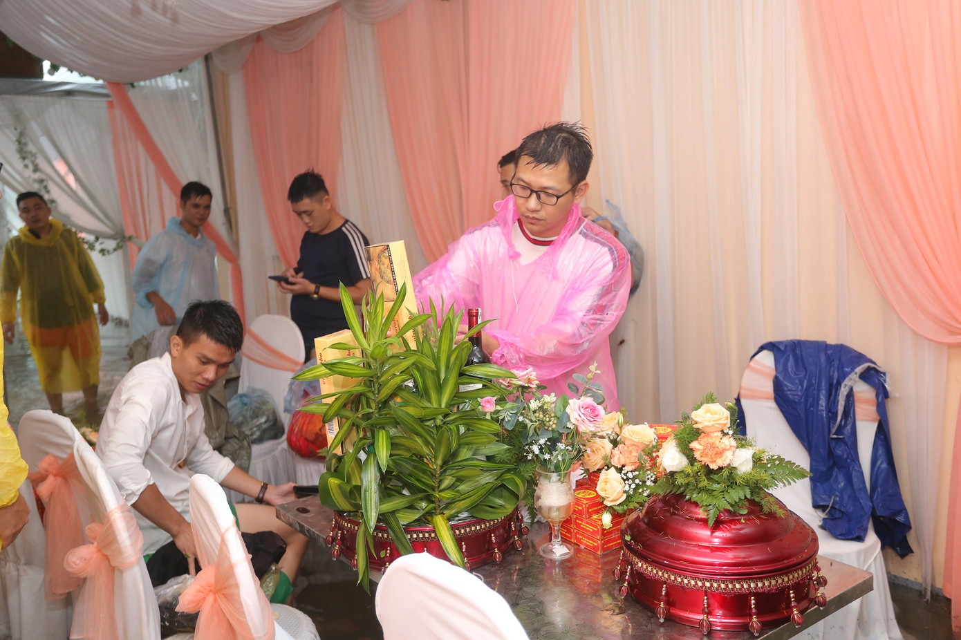 Đường ngập lụt, nhà trai dùng bể phao đẩy sính lễ ăn hỏi đến nhà gái ảnh 3