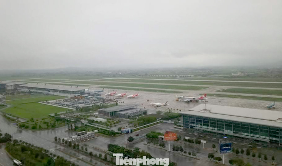 Máy bay đỗ la liệt sân bay Nội Bài, Tân Sơn Nhất do dịch COVID-19 ảnh 10