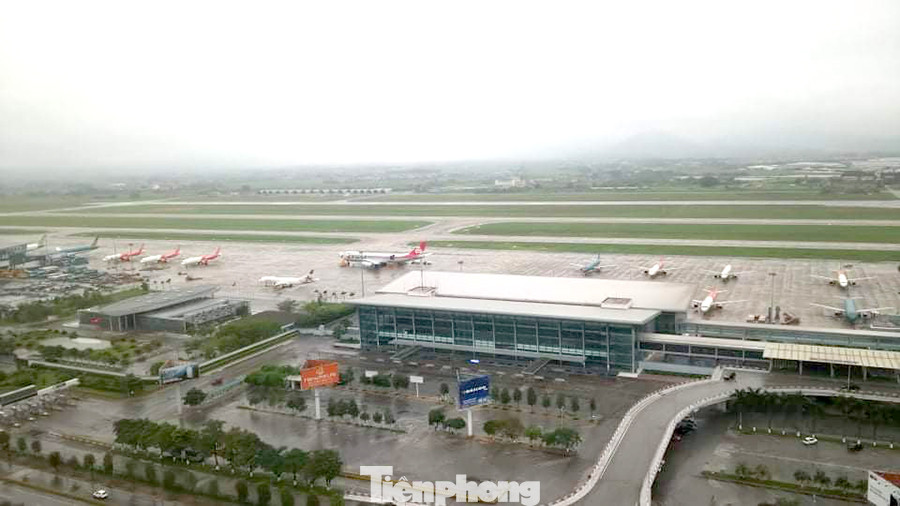 Máy bay đỗ la liệt sân bay Nội Bài, Tân Sơn Nhất do dịch COVID-19 ảnh 9