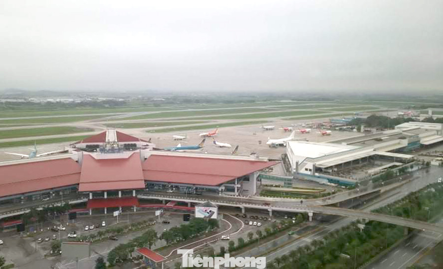 Máy bay đỗ la liệt sân bay Nội Bài, Tân Sơn Nhất do dịch COVID-19 ảnh 8