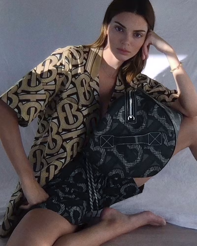 Mê đắm sắc vóc gợi cảm hai chị em 'triệu đô' nhà Kardashian ảnh 6