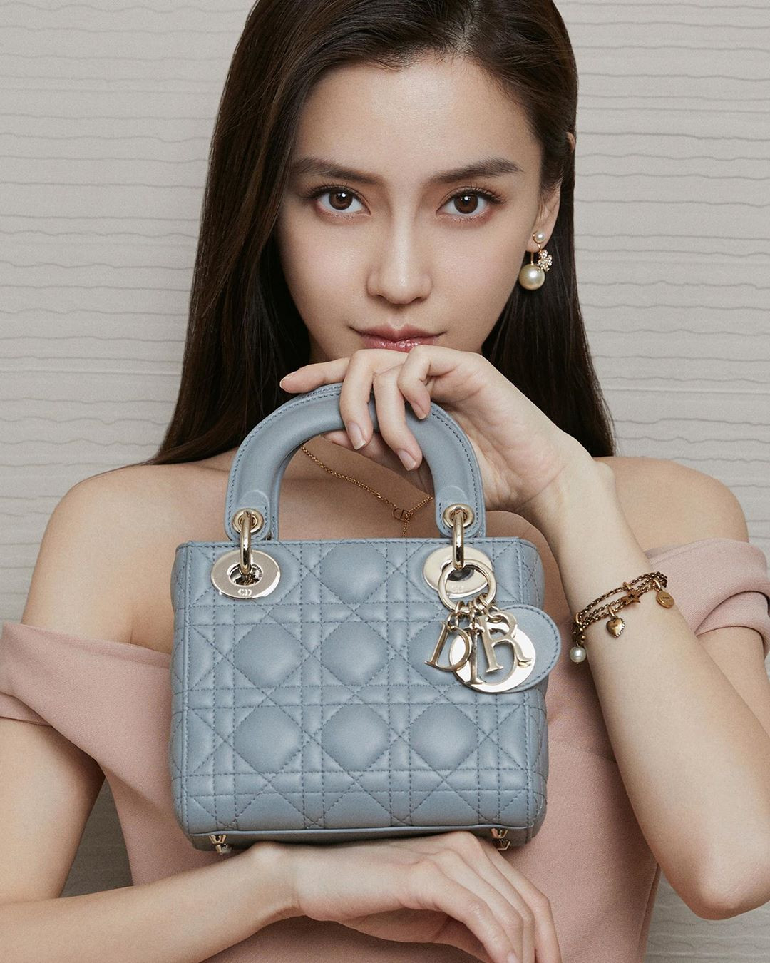 Angelababy bị chê 'trông như người khác' khi livestream ảnh 25