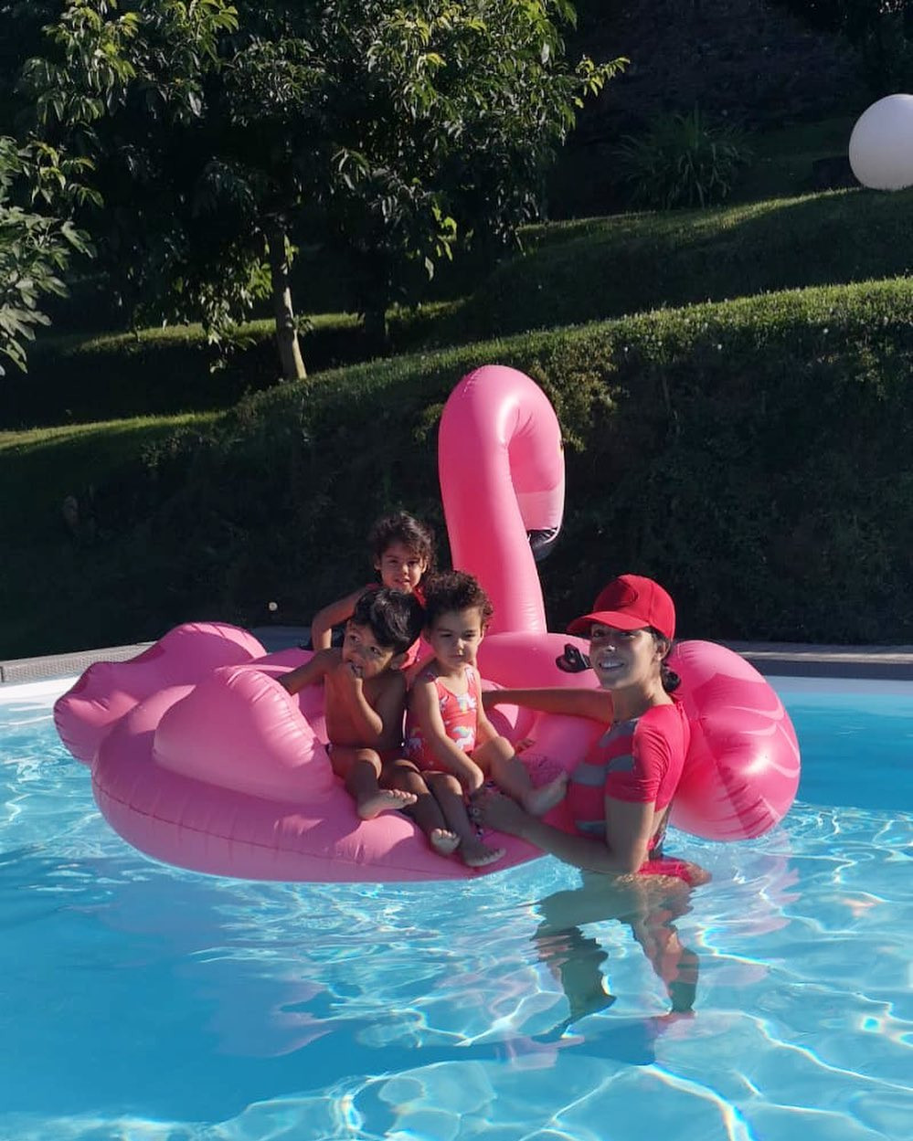 Bạn gái Ronaldo mặc bikini tôn ba vòng nảy nở ảnh 10