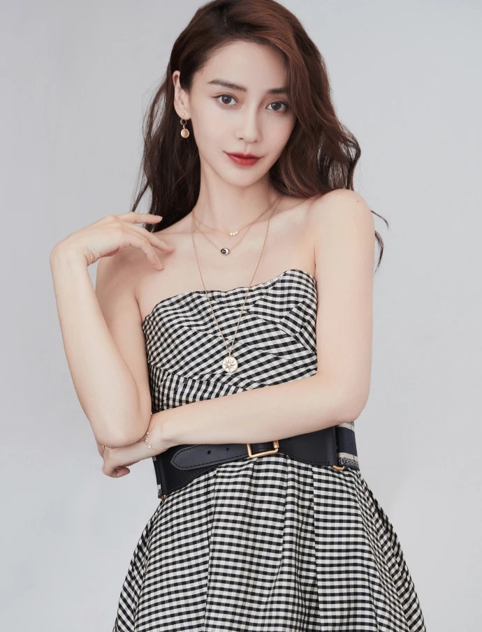 Angelababy bị chê 'trông như người khác' khi livestream ảnh 17