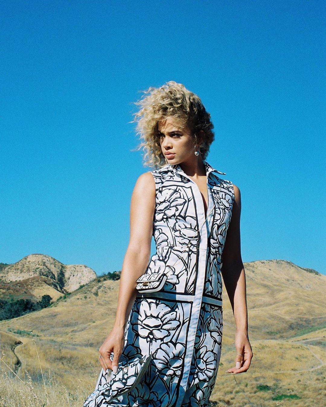 Jasmine Sanders hở bạo giữa thiên nhiên ảnh 6