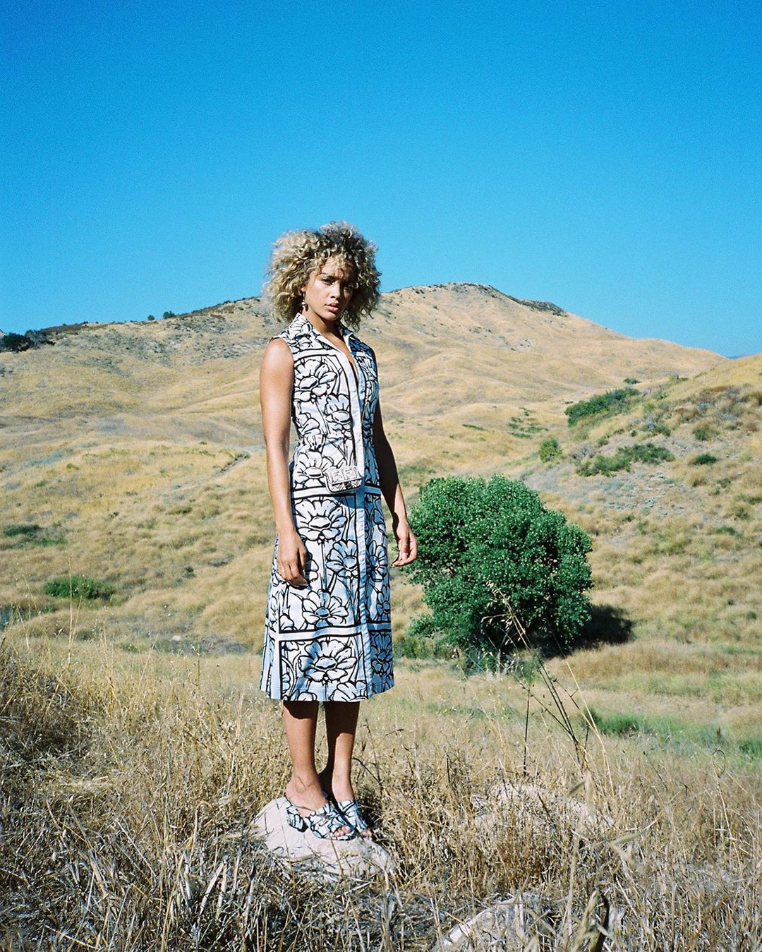 Jasmine Sanders hở bạo giữa thiên nhiên ảnh 9