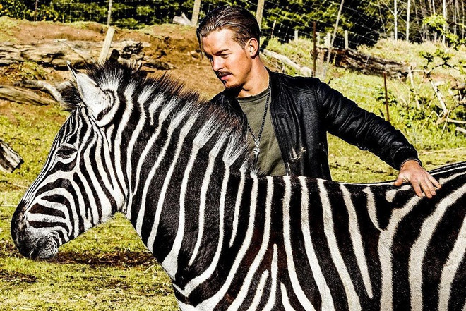 Bỏ việc lương cao để đến châu Phi sống, chơi đùa với động vật hoang dã ảnh 1