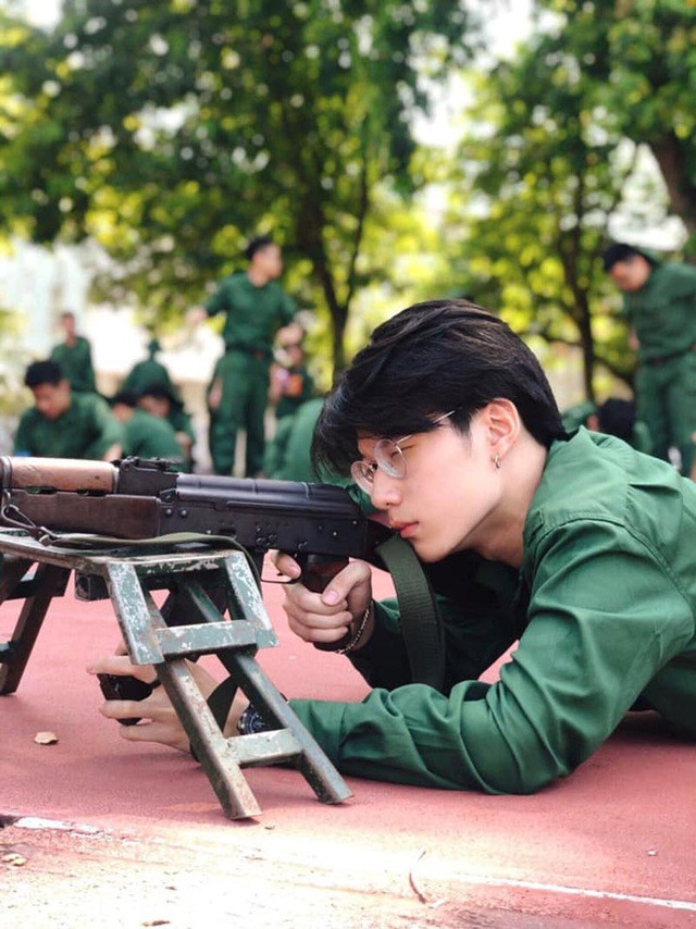 Nam sinh Kinh tế Quốc dân gây chú ý trong ảnh tập quân sự ảnh 1