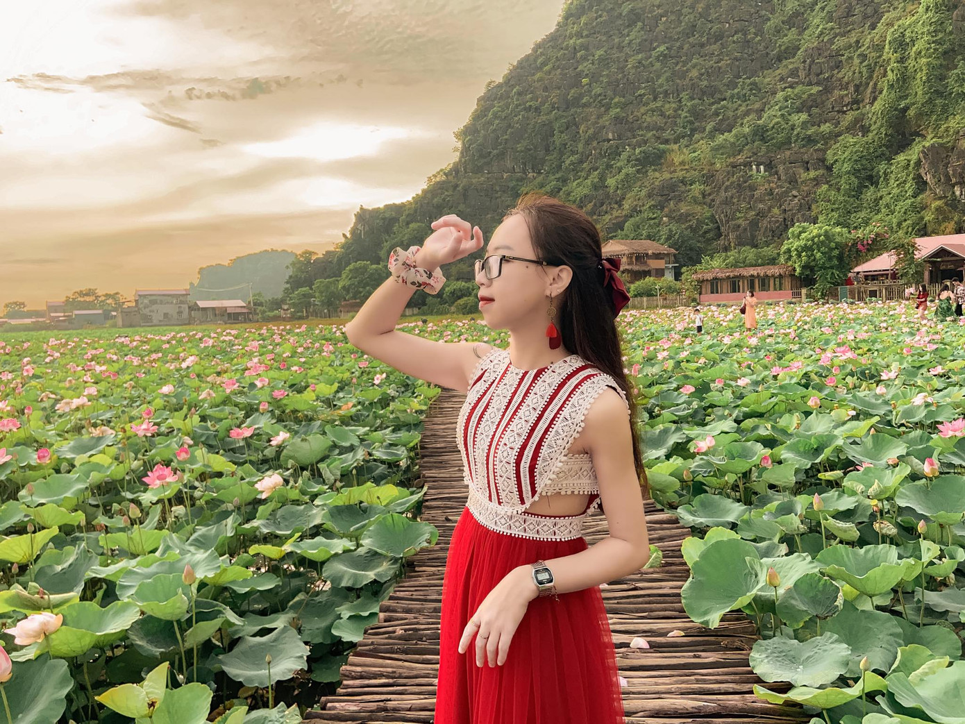 Tiếc hùi hụi vì bỏ lỡ mùa sen, vẫn còn hồ sen này đang nở rộ hút bạn trẻ ảnh 2