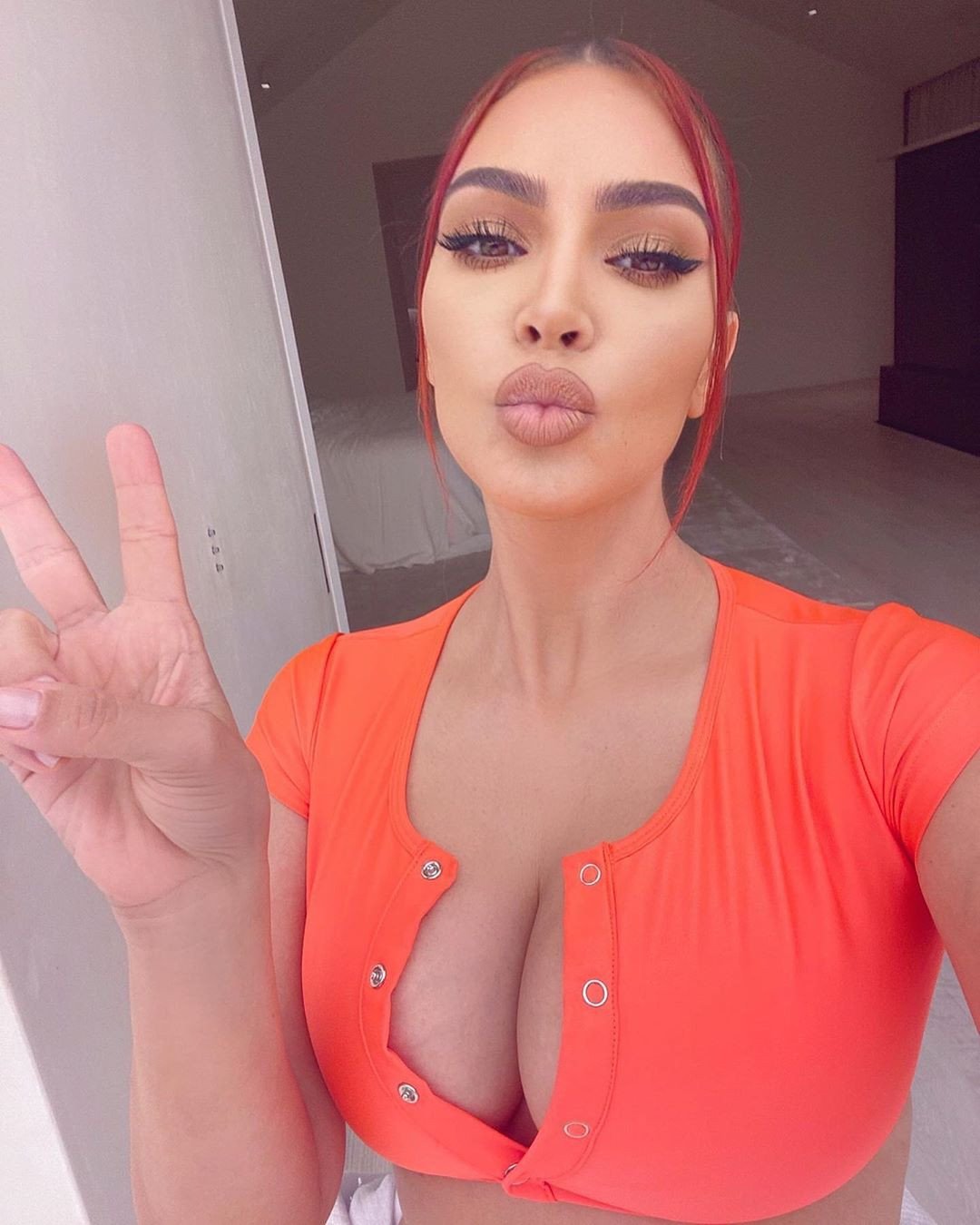 Kim Kardashian diện bodysuit tôn ba vòng 'nảy lửa' ảnh 5