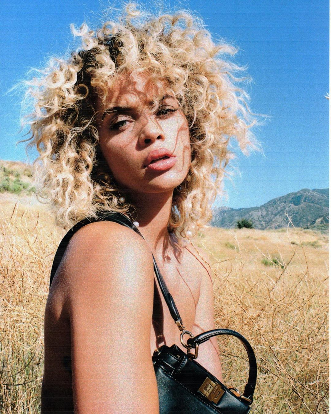 Jasmine Sanders hở bạo giữa thiên nhiên ảnh 3