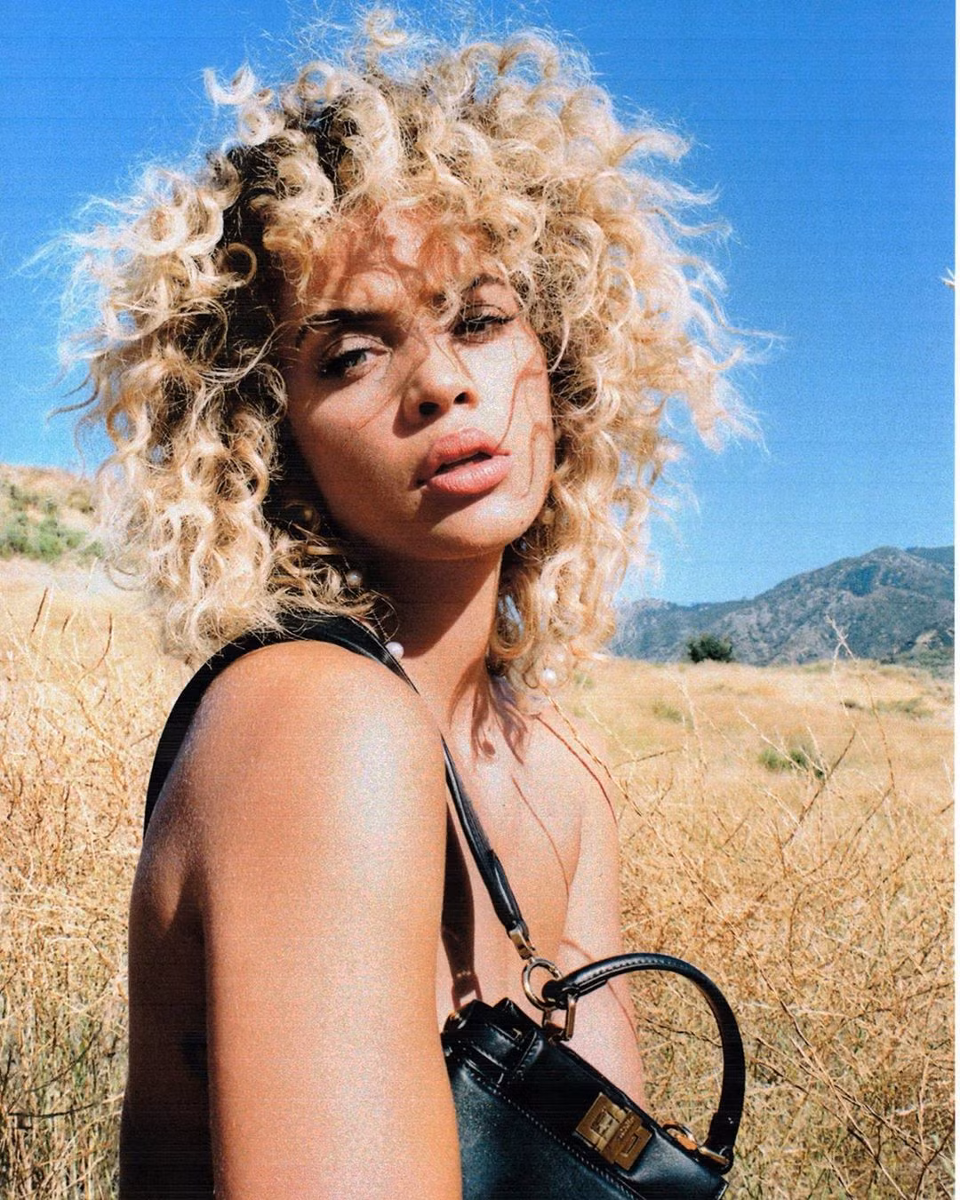 Jasmine Sanders hở bạo giữa thiên nhiên ảnh 3