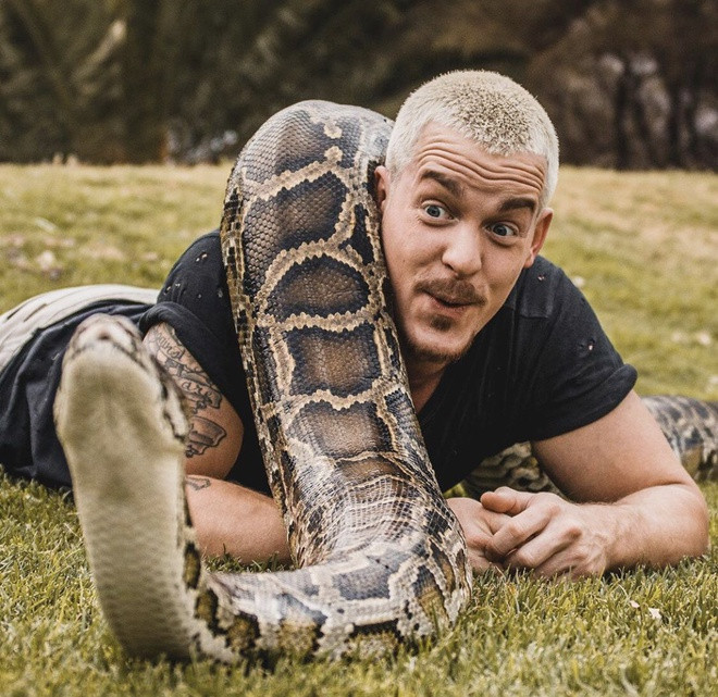 Bỏ việc lương cao để đến châu Phi sống, chơi đùa với động vật hoang dã ảnh 4