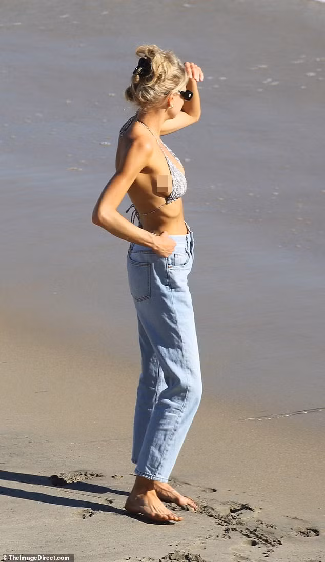 Charlotte McKinney eo thon ngực đầy hút mọi ánh nhìn trên biển ảnh 3