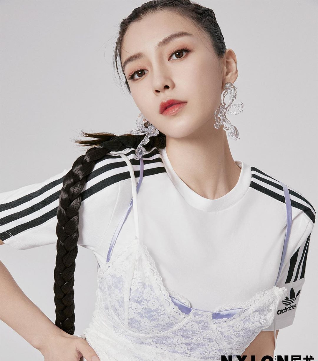 Angelababy bị chê 'trông như người khác' khi livestream ảnh 24